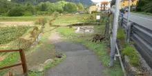 Nubifragi in Liguria, esonda il torrente Lavagna: auto trascinate via. Una frana isola la frazione a Favale di Malvaro – Video