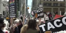 Protesta contro Trump a New York: “Non protegge i lavoratori, non siamo soddisfatti delle sue politiche”