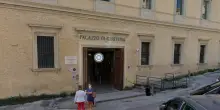 Letame davanti al tribunale di Ancona e insulti ai magistrati: “Mafiosi, infami”