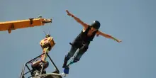 “Voleva un selfie come ricordo”: madre muore davanti al figlio precipitando nel vuoto per 90 metri dopo aver fatto bungee jumping