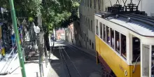 Lisbona, deraglia la funicolare Elevador da Glória: tre morti e almeno 20 feriti
