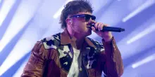 Sudore, carisma, baffo sexy: Olly a Milano diventa grande e dopo club e Ippodromo annuncia il primo stadio a Genova. Sul palco a sorpresa Emma e Nigiotti