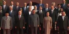 Xi Jinping con l’abito “in stile Mao” tra Putin e Kim Jong-un: il video dell’imponente parata militare a Pechino