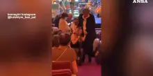 Cantante israeliano imbrattato di vernice rossa da attiviste pro-Palestina durante concerto a Varsavia – Video