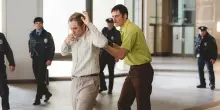 Ovazione per il nuovo film di Gus Van Sant, Dead Man’s wire è una commedia nera tra rivolta popolare (Joker) e allegoria del potere (Bugonia)