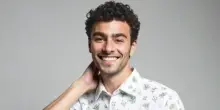 “Luigi Mangione modello per Shein. No, gli assomiglia. No, è frutto dell’intelligenza artificiale”. La pubblicità viene rimossa, ma la camicia è già sold out