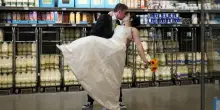 “Il giorno del nostro matrimonio siamo tornati nel supermercato che ci ha fatto conoscere. Ci siamo innamorati riempiendo gli scaffali dei dolci”: la storia di Tom e Meg Wallace