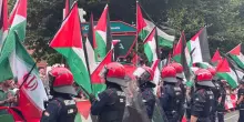 Vuelta, manifestazione per la Palestina blocca la corsa spagnola: gruppo fermato prima del traguardo, non c’è un vincitore di tappa