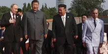 Xi accoglie Putin e Kim a Pechino per la parata militare: “Il mondo scelga tra pace e guerra”. Trump: “Cospirate contro gli Usa”