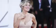 Venezia 2025, Valeria Bruni Tedeschi: “Organizzavo riunioni nella stanza con la Duse. Lo faccio spesso con i morti. Non volevo imitarla, ma diventare sua amica”