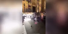 Gender reveal con fumogeni e fuochi d’artificio davanti al Duomo di Napoli, Borrelli: “Perché nessuno li ha fermati?”