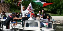 Venezia, i carabinieri bloccano la barca con a bordo Anna Foglietta e Laika durante un flash mob per la Flotilla