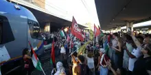 Manifestanti pro Palestina bloccano la stazione di Pisa: treni fermi per un’ora