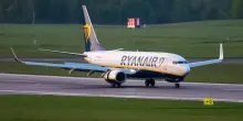 Ryanair, addio alla carta d’imbarco cartacea: “Dal 12 novembre si vola solo con quella elettronica, non potrete più stamparla”