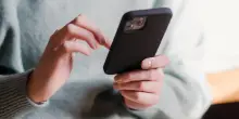 “Fino a 300 euro per 90 minuti di lavoro al giorno”: la nuova truffa via SMS. Quali sono i rischi e cosa fare se si riceve questo messaggio