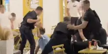 Scatta la rissa tra due gruppi di italiani a Mykonos e volano pugni e schiaffi, la polizia interviene – IL VIDEO