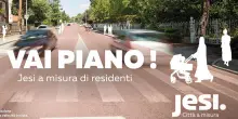 La Lega vede donne col burqa ovunque: “Campagna stradale pro-Islam”. Ma il sindaco di Jesi: “Sono capelli lunghi”