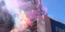 Milano, corteo per il Leoncavallo e contro l’emergenza abitativa: irruzione pacifica nel cantiere del Pirellino