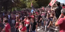 Milano, corteo contro lo sgombero del Leoncavallo: “Siamo migliaia”. Presenti politici e personaggi dello spettacolo