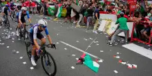 Vuelta, l’Israel Premier-Tech toglie il nome dalle divise dopo le manifestazioni pro Palestina: “Vogliamo garantire sicurezza ai corridori”