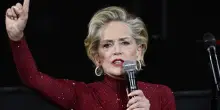 “Prima di morire mia madre mi ha detto ‘Mi fai venire voglia di suicidarmi’. Mio nonno ha abusato di me e mia sorella”: le parole di Sharon Stone