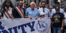 Sanders e Mamdani sfidano l’oligarchia Usa dal palco di New York. Ma il “movimento dal basso” preoccupa anche i Dem