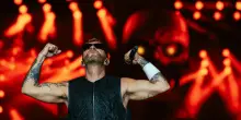 Salmo a Milano infiamma 40mila fan: “L’intelligenza artificiale sta incu***do la musica. È tutto finto, dobbiamo rivendicare la realtà”. E spunta Zucchero
