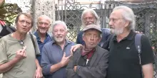 Milano, anche Claudio Bisio e i Comedians al corteo per il Leoncavallo: “Lo sgombero è stato un atto disgustoso”