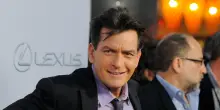 “Ho fatto sesso con uomini quando fumavo crack, era strano ma anche divertente. Parlarne è liberatorio”: le rivelazioni di Charlie Sheen