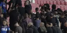 Tifosi italiani protestano contro Israele: spalle girate durante l’inno nazionale
