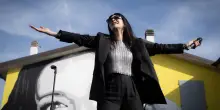 Laura Pausini inaugura il suo museo e presenta il nuovo singolo “La mia storia tra le dita” – IL VIDEO