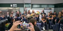 L’Italvolley femminile sbarca a Malpensa con la Coppa del Mondo: cori, abbracci e un mare di tifosi – Video