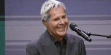 Claudio Baglioni inizia a Lampedusa il suo ultimo tour, ma è polemica: il suo concerto costa oltre 700mila euro