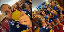 Orro e compagne scatenate: cantano “Halo” a squarciagola. Il video della festa delle azzurre del volley nello spogliatoio
