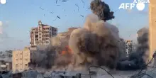 Un altro palazzo colpito dall’esercito israeliano a Gaza City – Video