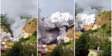 Esplosione in una fabbrica di fuochi a Pianura: il momento dello scoppio vicino alle case