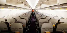“Ho assunto droghe per intensificare le mie prestazioni sessuali”: assistente di volo trovato nudo nella toilette dell’aereo dai colleghi