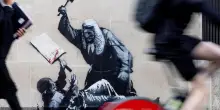 Giudice colpisce un manifestante con il martelletto: Banksy torna con un nuovo murale ma viene subito coperto. Il significato dell’opera