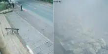 Crolla la facciata di una chiesa, blocchi di pietra precipitano a terra a pochi passi dai passanti: tragedia sfiorata in strada