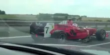 Sfreccia in autostrada con una finta Ferrari di Formula 1: fermato dopo 6 anni