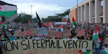Migliaia di persone in piazza a Roma per sostenere la missione della Global Sumud Flotilla: “Se li toccano, blocchiamo tutto”