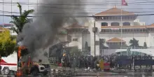 Nepal, la Gen Z dà fuoco al Parlamento e alle case dei politici dopo il blocco dei social. Il premier si dimette