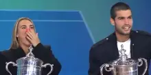 “Devo fare un Tik Tok con Jannik”, ma accanto a lei c’è Alcaraz: la gaffe di Aryna Sabalenka e la reazione galante dello spagnolo – Video