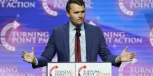 Usa, l’attivista trumpiano Charlie Kirk colpito da uno sparo: l’attentatore “è in custodia”. Il tycoon: “Preghiamo per lui”