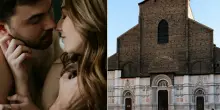 Fanno sesso sui gradini della chiesa “senza nemmeno soffocare le urla di piacere”: coppia denunciata per atti osceni in luogo pubblico