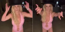 “Britney Spears vive in mezzo alla cacca dei suoi cani, la casa è un disastro, non si comporta come un’adulta”: gli amici lanciano l’allarme