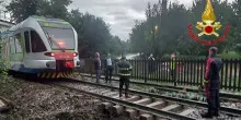 Nubifragi e danni da Nord a Sud. Treno fermato a Lecco poco prima di una voragine