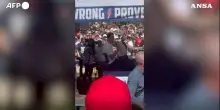 Charlie Kirk ucciso durante un incontro in un campus nello Utah: il panico e la fuga del pubblico – Video