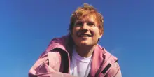 “L’industria musicale? Un parco giochi. Ci sono i ragazzi fighi e non. Io sono sempre stato dall’altra parte”: l’anti-divo Ed Sheeran si tinge di rosa con “Play”