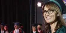 “In reparto pediatrico prima di entrare, ho sbirciato e mi sono bloccata, assalita da impotenza. C’è poco da ridere lì”: Laurea Honoris Causa a Paola Cortellesi